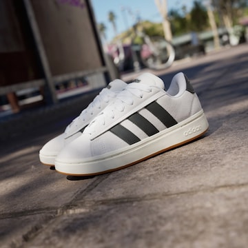 ADIDAS SPORTSWEAR - Sapatilhas baixas 'Grand Court Alpha 00s' em branco