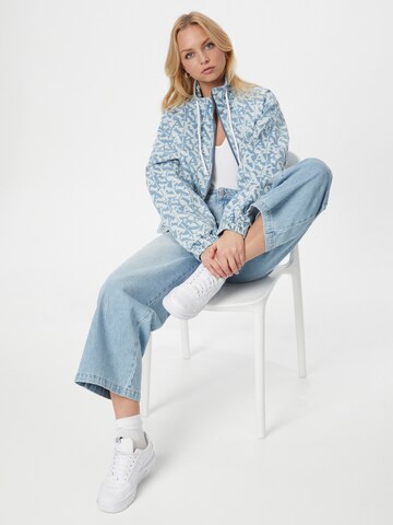 Karl Kani Välikausitakki 'Originals Denim' värissä sininen