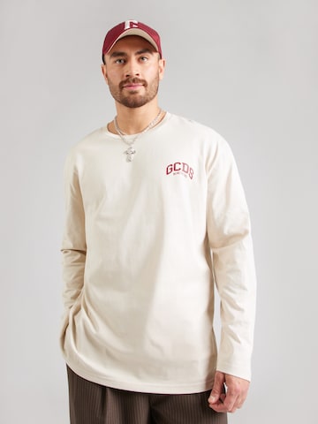 Tricou de la GCDS pe alb: față