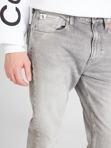 Slimfit Jeans 'SLIM TAPER' di Calvin Klein Jeans in grigio