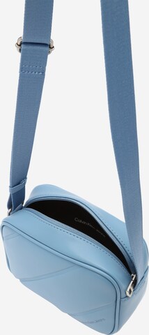 Sac à bandoulière Calvin Klein Jeans en bleu