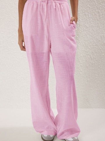Pantaloni de la Trendyol pe roz: față