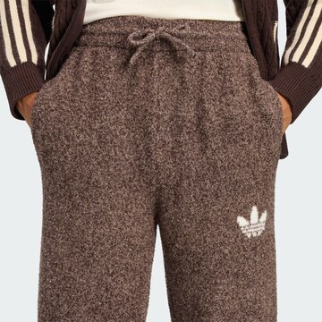 ADIDAS ORIGINALS - Loosefit Pantalón 'Essentials' en marrón