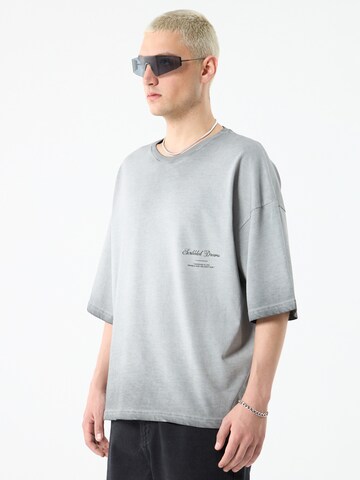 VAMOS CLO T-shirt 'The Colony' i grå