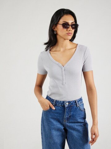 T-shirt QS en gris : devant