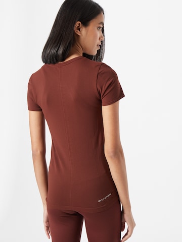 NIKE - Camiseta funcional 'AURA' en marrón