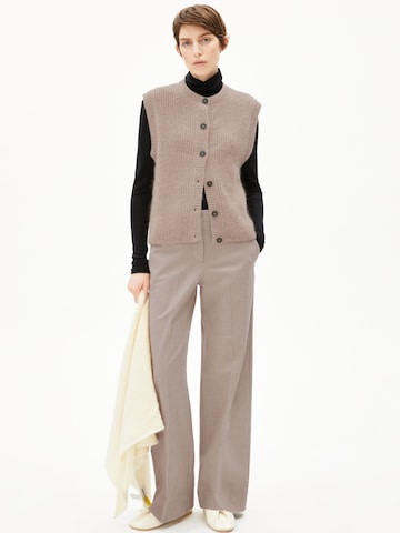 ruda ARMEDANGELS Plačios klešnės Kelnės su kantu 'LEANDRAA HANDAAS'