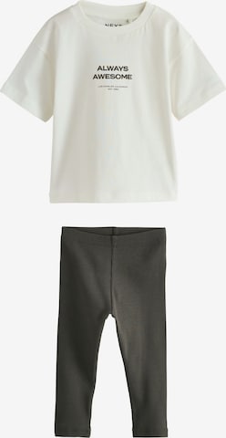 Next Setti värissä musta: etupuoli