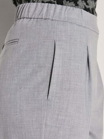 MADELEINE Tapered Bandplooibroek in Grijs