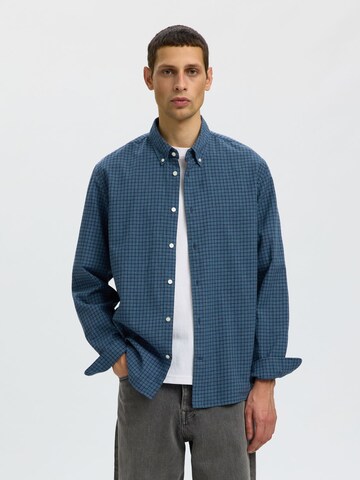 SELECTED - Ajuste regular Camisa 'SLMCole' en azul: frente