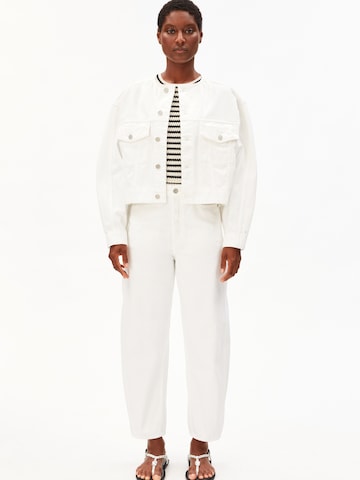 ARMEDANGELS Barrel Džíny 'BAARLY' – bílá