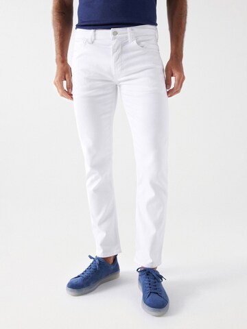 Coupe slim Pantalon chino Salsa Jeans en blanc : devant