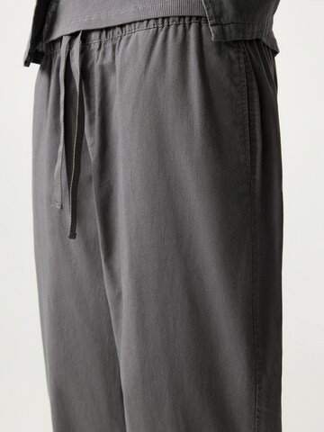 Loosefit Pantalon Pull&Bear en gris