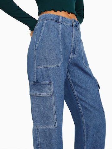 Bershka Zvonové kalhoty Džíny s kapsami – modrá