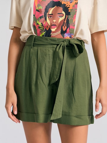Funky Buddha Loose fit Trousers in Green: front