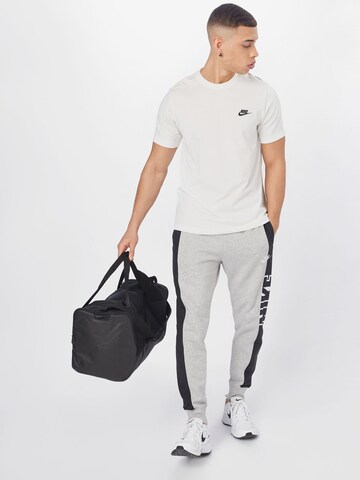 smėlio Nike Sportswear Standartinis modelis Marškinėliai 'Club'