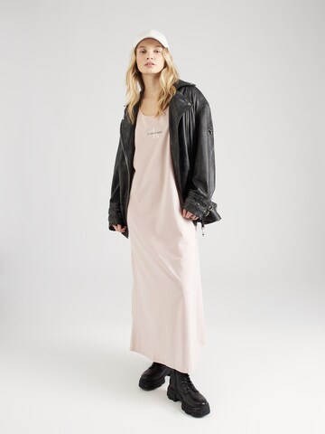 Calvin Klein Jeans - Vestido en rosa