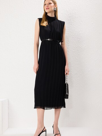 Trendyol Koktejl obleka | črna barva