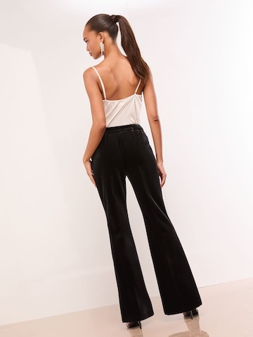 Flared Pantaloni di Lipsy in nero