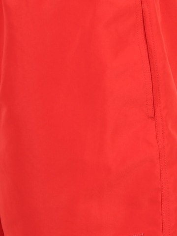 GUESS מכנסי בגד-ים באדום