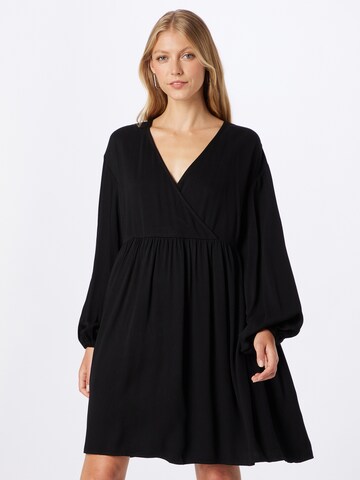 Rochie de la minimum pe negru: față