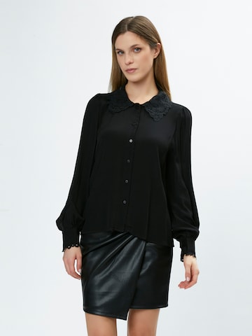 Influencer Blouse in Black: front
