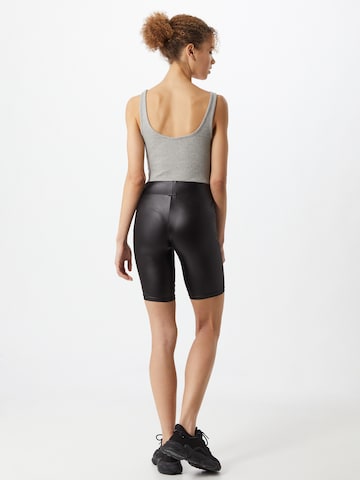 Urban Classics Skinny Shorts in Schwarz