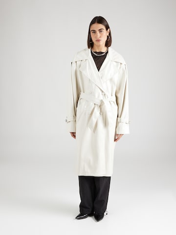 Palton de primăvară-toamnă de la Chiara Ferragni pe alb