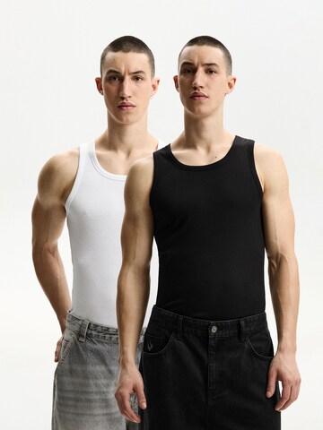 T-Shirt Bershka en noir : devant