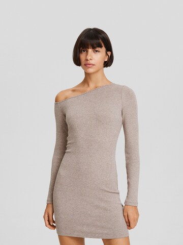 Bershka Gebreide jurk in Beige: voorkant