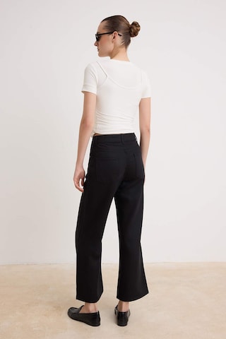 Trendyol Flared Jeans in Black