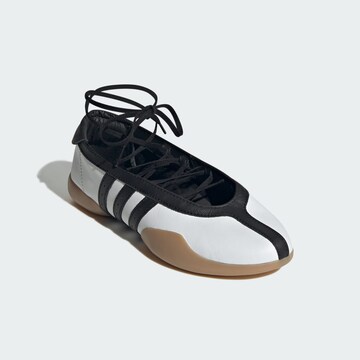 ADIDAS ORIGINALS Μπαλαρίνα με λουράκια 'Taekwondo Mei' σε λευκό