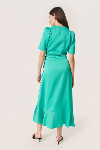 Robe 'Karven' SOAKED IN LUXURY en vert