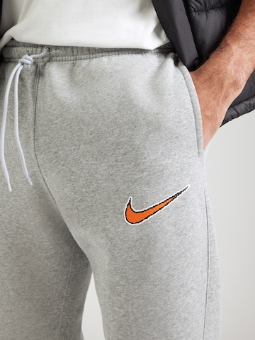 Nike Sportswear Tapered Παντελόνι 'CLUB' σε γκρι