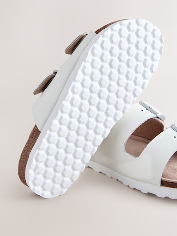 balts Next Vaļējas kurpes