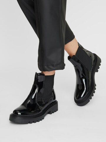 TAMARIS - Botas Chelsea en negro: frente