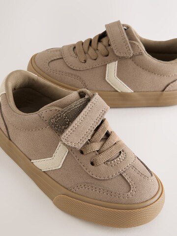 Next Σνίκερ σε καφέ