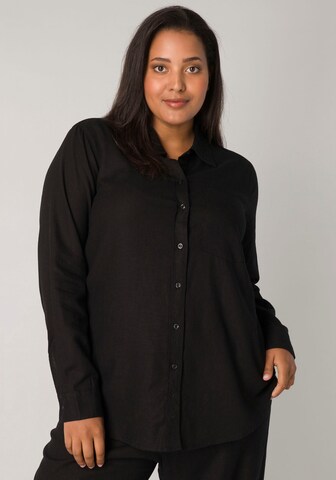 BASE LEVEL CURVY Bluse in Schwarz: predná strana