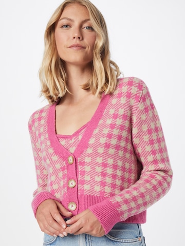Geacă tricotată de la VILA pe roz: față