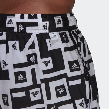 ADIDAS SPORTSWEAR Surffishortsit 'Graphic ' värissä musta