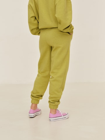 ABOUT YOU x Sofia Tsakiridou Loose fit Trousers 'Yasmin' in Green