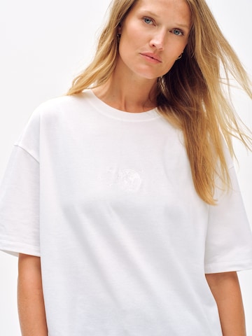 T-shirt 'Jenna' ABOUT YOU x Toni Garrn en blanc
