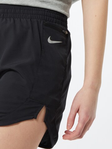 Regular Pantalon de sport 'Tempo Luxe' NIKE en noir