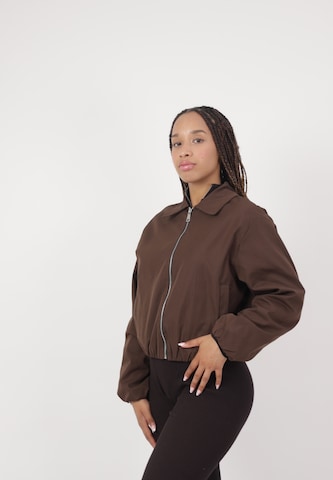 Veste mi-saison Elara en marron