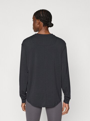 NIKE Toiminnallinen paita 'ONE' värissä musta