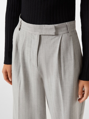 Bershka Regular Pleat-front trousers in Grey