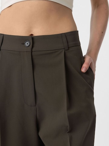 Loosefit Pantalon à pince 'Denisa' Antioch en vert