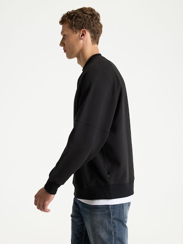 CHASIN' Sweatshirt in Black