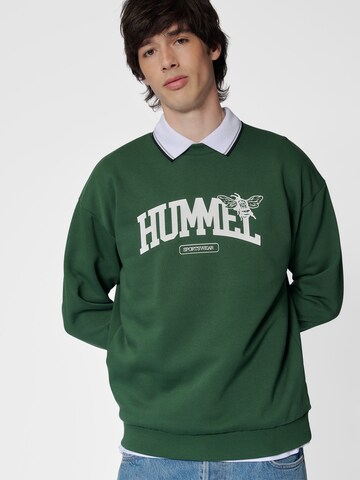 Hummel Sweatshirt in Groen: voorkant