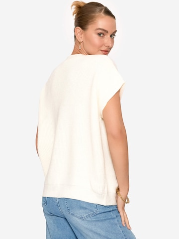 SASSYCLASSY Vest in White